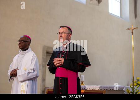 Ostrava, Tschechische Republik. 04. Juli 2023. Apostolischer Verwalter Martin David, rechts, ersetzt den kürzlich verstorbenen Frantisek Vaclav Lobkowitz als Bischof der Ostrava-Opava Diözese, Apostolischer Nuncio Jude Thaddeus Okolo, links, bekannt gegeben in der St.-Wenzel-Kirche in Ostrava, Tschechische Republik, am 4. Juli 2023. Kredit: Vladimir Prycek/CTK Photo/Alamy Live News Stockfoto