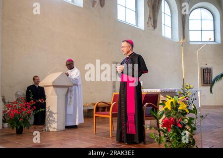 Ostrava, Tschechische Republik. 04. Juli 2023. Apostolischer Verwalter Martin David, rechts, ersetzt den kürzlich verstorbenen Frantisek Vaclav Lobkowitz als Bischof der Ostrava-Opava Diözese, Apostolischer Nuncio Jude Thaddeus Okolo, Zentrum, bekannt gegeben in der St.-Wenzel-Kirche in Ostrava, Tschechische Republik, am 4. Juli 2023. Kredit: Vladimir Prycek/CTK Photo/Alamy Live News Stockfoto