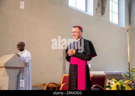 Ostrava, Tschechische Republik. 04. Juli 2023. Apostolischer Verwalter Martin David, rechts, ersetzt den kürzlich verstorbenen Frantisek Vaclav Lobkowitz als Bischof der Ostrava-Opava Diözese, Apostolischer Nuncio Jude Thaddeus Okolo, links, bekannt gegeben in der St.-Wenzel-Kirche in Ostrava, Tschechische Republik, am 4. Juli 2023. Kredit: Vladimir Prycek/CTK Photo/Alamy Live News Stockfoto