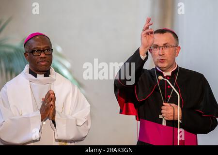 Ostrava, Tschechische Republik. 04. Juli 2023. Apostolischer Verwalter Martin David, rechts, ersetzt den kürzlich verstorbenen Frantisek Vaclav Lobkowitz als Bischof der Ostrava-Opava Diözese, Apostolischer Nuncio Jude Thaddeus Okolo, links, bekannt gegeben in der St.-Wenzel-Kirche in Ostrava, Tschechische Republik, am 4. Juli 2023. Kredit: Vladimir Prycek/CTK Photo/Alamy Live News Stockfoto