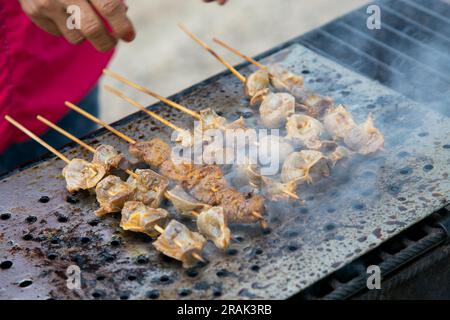 Der Anticucho ist eine Art Spieß peruanischen Ursprungs, der später in südamerikanischen Ländern mit verschiedenen Variationen beliebt wurde. Es besteht aus Stockfoto