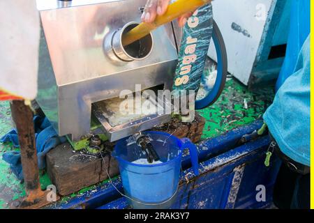 Zuckerrohrsaft aus einer Maschine auf einem Straßenmarkt in Peru Stockfoto