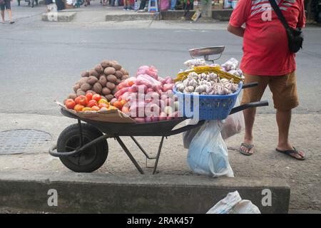 Karren mit Zwiebeln und Wurzelgemüse auf einem Straßenmarkt in Tarapoto im peruanischen Dschungel Stockfoto