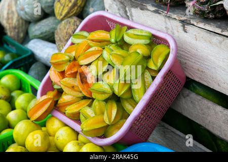 Asterisa oder Sternfrucht ist die Frucht des in Indonesien, den Philippinen und Malaysia heimischen averrhoa-Karambolenbaums. Stockfoto