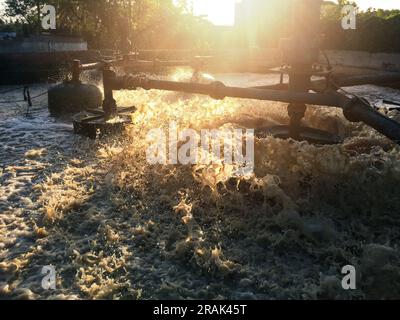 Die Maschinen arbeiten hart daran, das Abwasser aus der Produktion von Gummischrott zu behandeln, um die Umwelt über der Sonne sauber zu halten Stockfoto