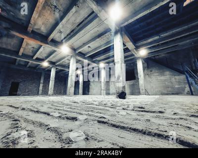 Betonkeller mit Säulen, Laternen. Stockfoto