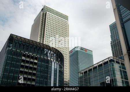 London – Juni 2023: Blick auf die Wolkenkratzer von Canary Wharf, einschließlich des HSBC-Gebäudes und des One Canada Square Stockfoto