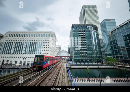 London - Juni 2023: Canary Wharf DLR und Bürogebäude - großes Londoner Finanzzentrum Stockfoto