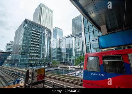 London - Juni 2023: Blick auf die Canary Wharf Towers vom Heron Quays DLR Bahnhof - wichtigstes Londoner Finanzzentrum Stockfoto