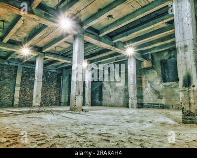 Betonkeller mit Säulen, Laternen. Stockfoto