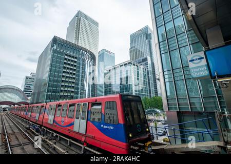 London - Juni 2023: Blick auf die Canary Wharf Towers vom Heron Quays DLR Bahnhof - wichtigstes Londoner Finanzzentrum Stockfoto