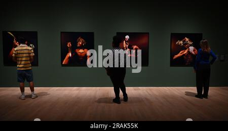 Tate Modern eröffnet eine große neue Ausstellung zur Feier der dynamischen Fotografielandschaft auf dem afrikanischen Kontinent heute , 36 Künstler aus verschiedenen Generationen und Geografien. Die Ausstellung zeigt den dialog zwischen Fotografie und zeitgenössischen Perspektiven über Kulturerbe, Spiritualität, Urbanisierung und Klimawandel, um gemeinsame künstlerische Visionen zu enthüllen, die Afrikas Geschichte zurückgewinnen das Erbe postkolonialer Utopien inspiriert Künstler weiterhin, sich den heutigen Landschaften in einem zu stellen Zeit, in der Afrikas Platz in der Welt noch nie so wichtig war. Stockfoto