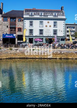 UK, Devon, Plymouth, The Barbican, Sutton Harbour und The Three Crowns Pub Stockfoto