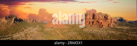 Luftpanorama von Bell Rock und Courthouse Butte in Sedona, Arizona mit hellblauem klaren Himmel. Stockfoto