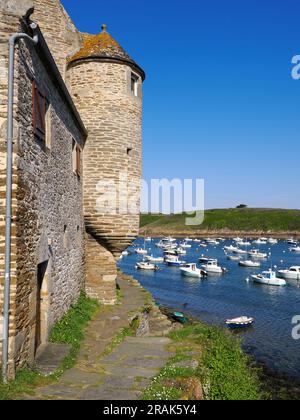 Hafen von Le conquet und altem Turm, eine Gemeinde im Departement Finistère der Bretagne im Nordwesten Frankreichs Stockfoto