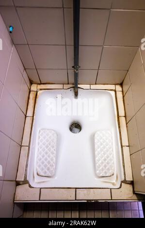 Eine Hocker- oder Hocktoilette in Frankreich, manchmal auch als türkische Toiletten bekannt. Stockfoto