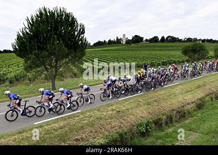 Nogaro, Frankreich. 04. Juli 2023. Das Reiterpaket, das während der vierten Etappe des Radrennens Tour de France, einem 181 km langen 8-km-Rennen von Dax nach Nogaro, Frankreich, am Dienstag, den 04. Juli 2023, in Aktion gezeigt wurde. Die diesjährige Tour de France findet vom 01. Bis 23. Juli 2023 statt. BELGA PHOTO DIRK WAEM Credit: Belga News Agency/Alamy Live News Stockfoto