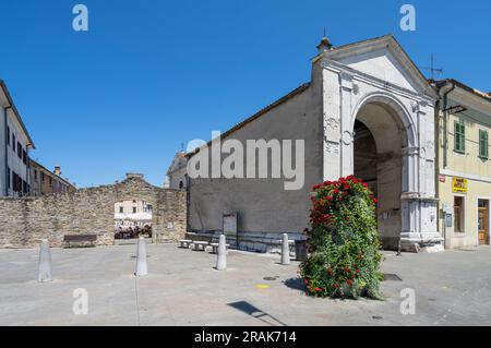 Koper, Slowenien. 2. Juli 2023. Panoramablick auf das antike Muda-Tor im Stadtzentrum Stockfoto