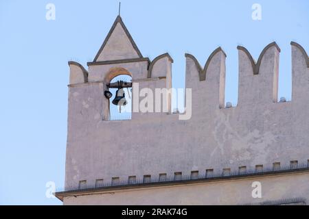 Koper, Slowenien. 2. Juli 2023. Details der Dekoration an der Fassade des Prätorianpalastes im Stadtzentrum Stockfoto