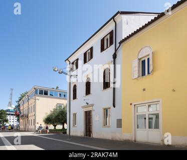 Koper, Slowenien. 2. Juli 2023. Blick auf die Außenfassade des Gemeindeverwaltungsgebäudes im Stadtzentrum Stockfoto