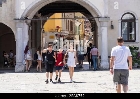 Koper, Slowenien. 2. Juli 2023. Touristen schlendern auf dem Tito-Platz im Stadtzentrum Stockfoto