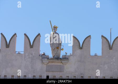Koper, Slowenien. 2. Juli 2023. Details der Dekoration an der Fassade des Prätorianpalastes im Stadtzentrum Stockfoto