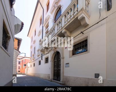 Koper, Slowenien. 2. Juli 2023. Außenansicht des antiken Tarsia-Palastes im Stadtzentrum Stockfoto