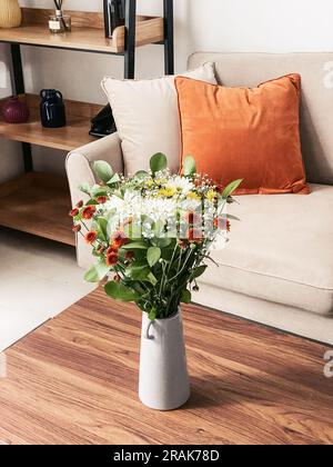 Strauß von Chrysanthemen in verschiedenen Farben in einer Vase im Inneren des Wohnzimmers Stockfoto