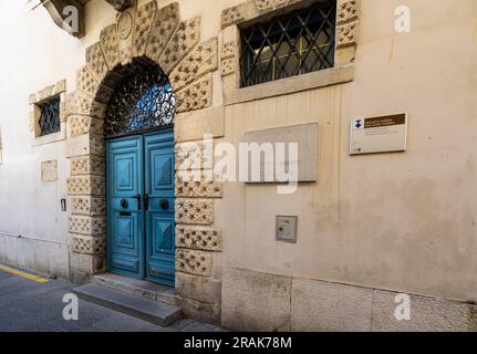 Koper, Slowenien. 2. Juli 2023. Außenansicht des antiken Tarsia-Palastes im Stadtzentrum Stockfoto