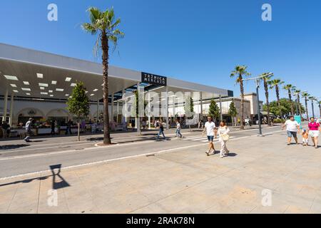 Koper, Slowenien. 2. Juli 2023. Blick auf den Freiluftmarkt im Stadtzentrum Stockfoto