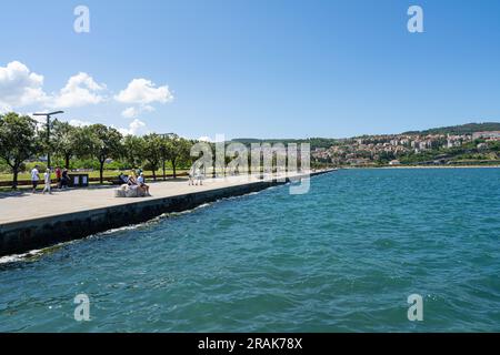 Koper, Slowenien. 2. Juli 2023. Panoramablick auf den Pier des Yachthafens im Stadtzentrum Stockfoto