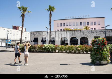 Koper, Slowenien. 2. Juli 2023. Panoramablick auf das Grand Koper Hotel im Stadtzentrum Stockfoto