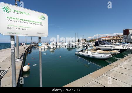 Koper, Slowenien. 2. Juli 2023. Panoramablick auf den Pier des Yachthafens im Stadtzentrum Stockfoto