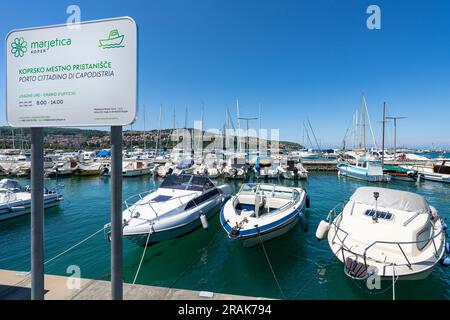 Koper, Slowenien. 2. Juli 2023. Panoramablick auf den Pier des Yachthafens im Stadtzentrum Stockfoto