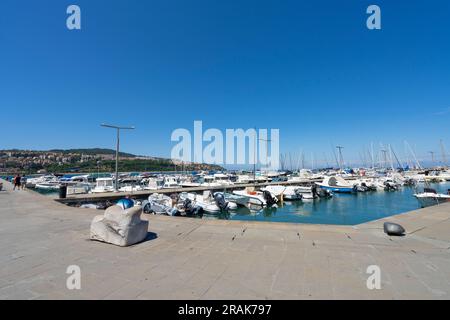 Koper, Slowenien. 2. Juli 2023. Panoramablick auf den Pier des Yachthafens im Stadtzentrum Stockfoto