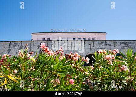 Koper, Slowenien. 2. Juli 2023. Panoramablick auf das Grand Koper Hotel im Stadtzentrum Stockfoto