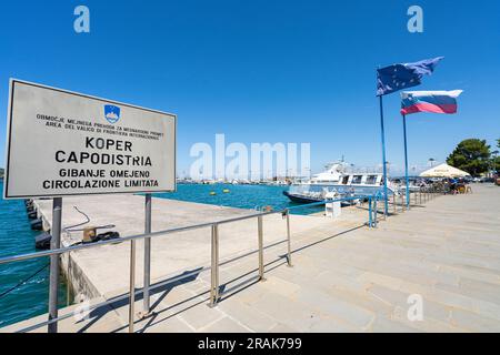 Koper, Slowenien. 2. Juli 2023. Der Grenzübergang im Yachthafen im Stadtzentrum Stockfoto