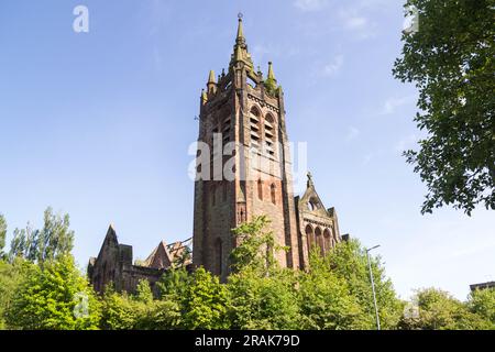 Berühmte Überreste der Dundyvan Parish Church in Coatbridge, Schottland. Eine zerstörte und durch Feuer beschädigte schottische Revival-Kirche in roter sa Stockfoto