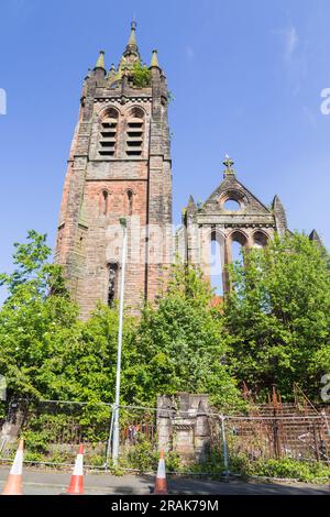 Verfall der Dundyvan Parish Church in Coatbridge, Schottland. Feuer beschädigte, markante schottische Revival-Kirche im gotischen Stil in rotem Sandstein Stockfoto