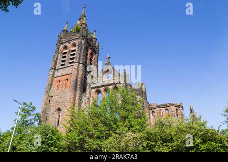 Verfall der Dundyvan Parish Church in Coatbridge, Schottland. Feuer beschädigte, markante schottische Revival-Kirche im gotischen Stil in rotem Sandstein Stockfoto