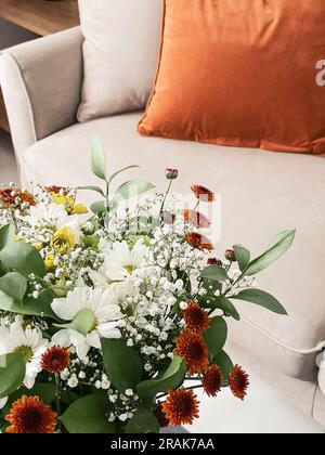 Strauß von Chrysanthemen in verschiedenen Farben in einer Vase im Inneren des Wohnzimmers Stockfoto
