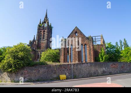 Dundyvan Parish Church in Coatbridge, Schottland. Eine zerstörte und durch Feuer beschädigte schottische Revival-Kirche in rotem Sandstein aus dem Jahr 1905 Stockfoto