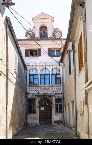 Koper, Slowenien. 2. Juli 2023. Außenansicht des antiken Palazzo Barbabianca im Stadtzentrum Stockfoto