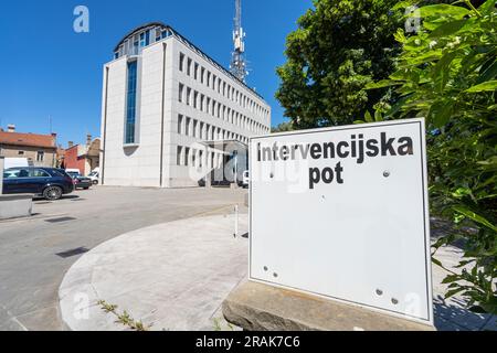 Koper, Slowenien. 2. Juli 2023. Außenansicht des Hauptsitzes des RTV Koper-Capodistria/Regional Center-Gebäudes im Stadtzentrum Stockfoto