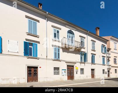 Koper, Slowenien. 2. Juli 2023. Blick auf die Außenfassade des Hauptsitzes des Koper Philatelic Club im Stadtzentrum Stockfoto