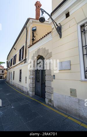 Koper, Slowenien. 2. Juli 2023. Außenansicht des Koper Capodistria Funkzentrale im Stadtzentrum Stockfoto