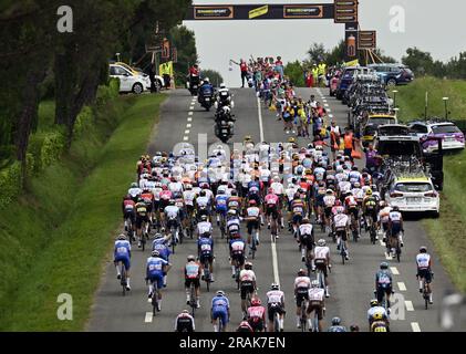 Nogaro, Frankreich. 04. Juli 2023. Das Reiterpaket, das während der vierten Etappe des Radrennens Tour de France, einem 181 km langen 8-km-Rennen von Dax nach Nogaro, Frankreich, am Dienstag, den 04. Juli 2023, in Aktion gezeigt wurde. Die diesjährige Tour de France findet vom 01. Bis 23. Juli 2023 statt. BELGA PHOTO DIRK WAEM Credit: Belga News Agency/Alamy Live News Stockfoto