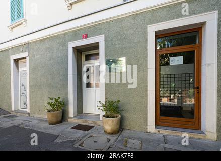 Koper, Slowenien. 2. Juli 2023. Außenansicht der Zentrale der Arbeits- und Pflegeanstalt im Stadtzentrum Stockfoto