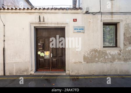 Koper, Slowenien. 2. Juli 2023. Außenansicht des Eingangs zum Kindergarten im Stadtzentrum Stockfoto