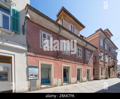 Koper, Slowenien. 2. Juli 2023. Blick auf die Außenfassade des antiken Belgramoni - Tabakpalastes im Stadtzentrum Stockfoto